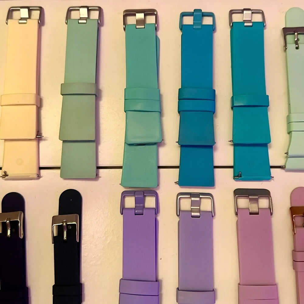 Fitbit Versa Watch + Band Bundle + Charger + Screen Protectors - Picture 5 of 12